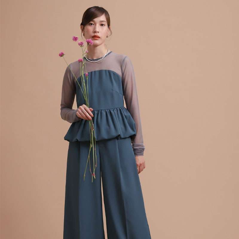 優雅なシルエットのパンツドレス