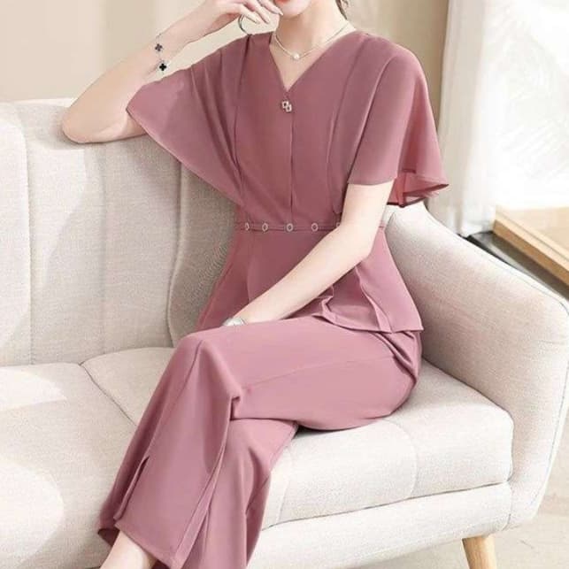 優美なケープ袖パンツドレス