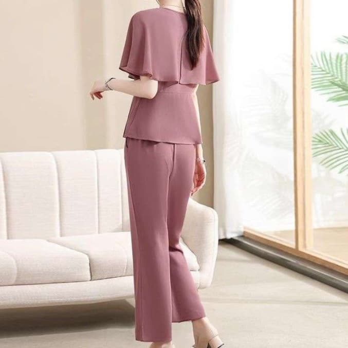 優美なケープ袖パンツドレス