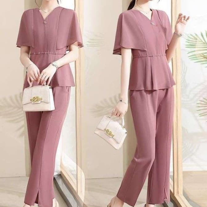 優美なケープ袖パンツドレス