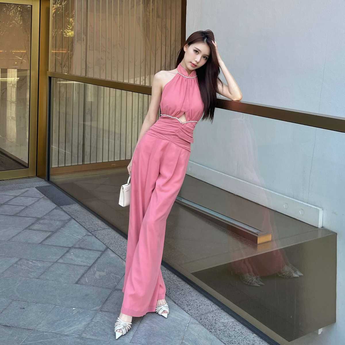 胸元輝くホルターネックパンツドレス