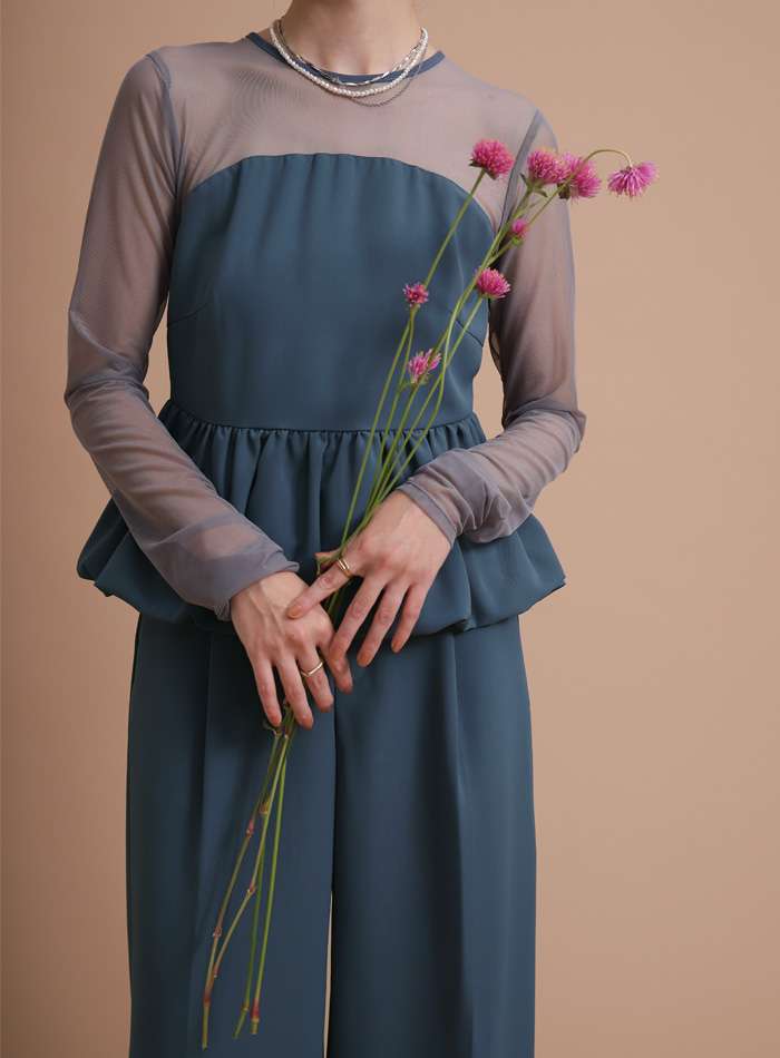 優雅なシルエットのパンツドレス