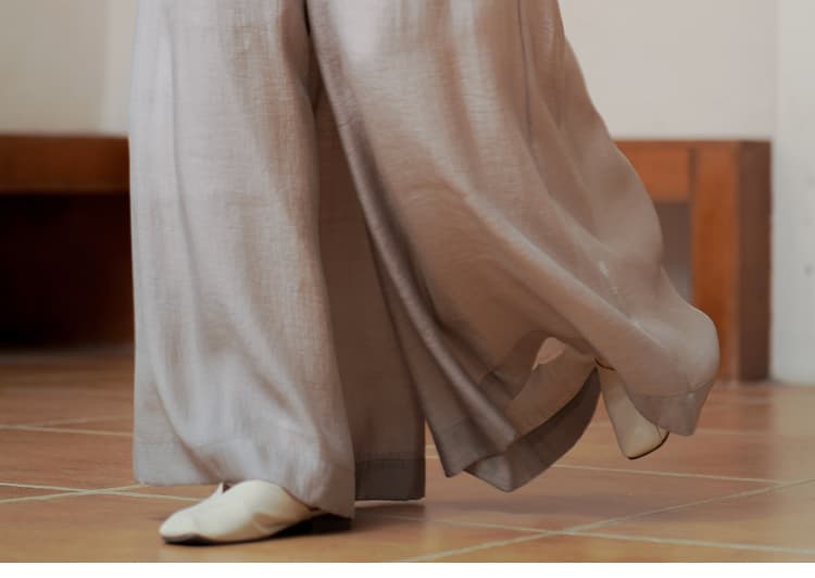 上品な艶やかワイドパンツドレス