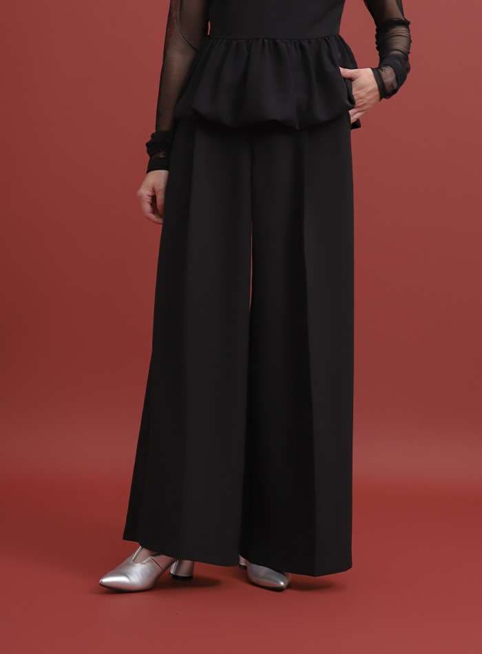 優雅なシルエットのパンツドレス