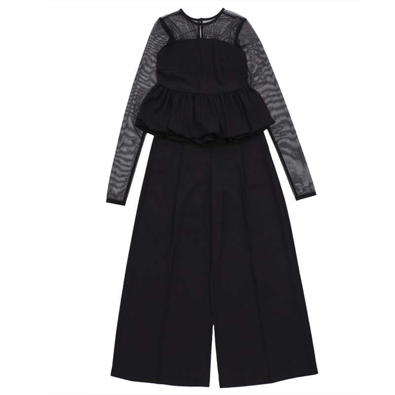 優雅なシルエットのパンツドレス