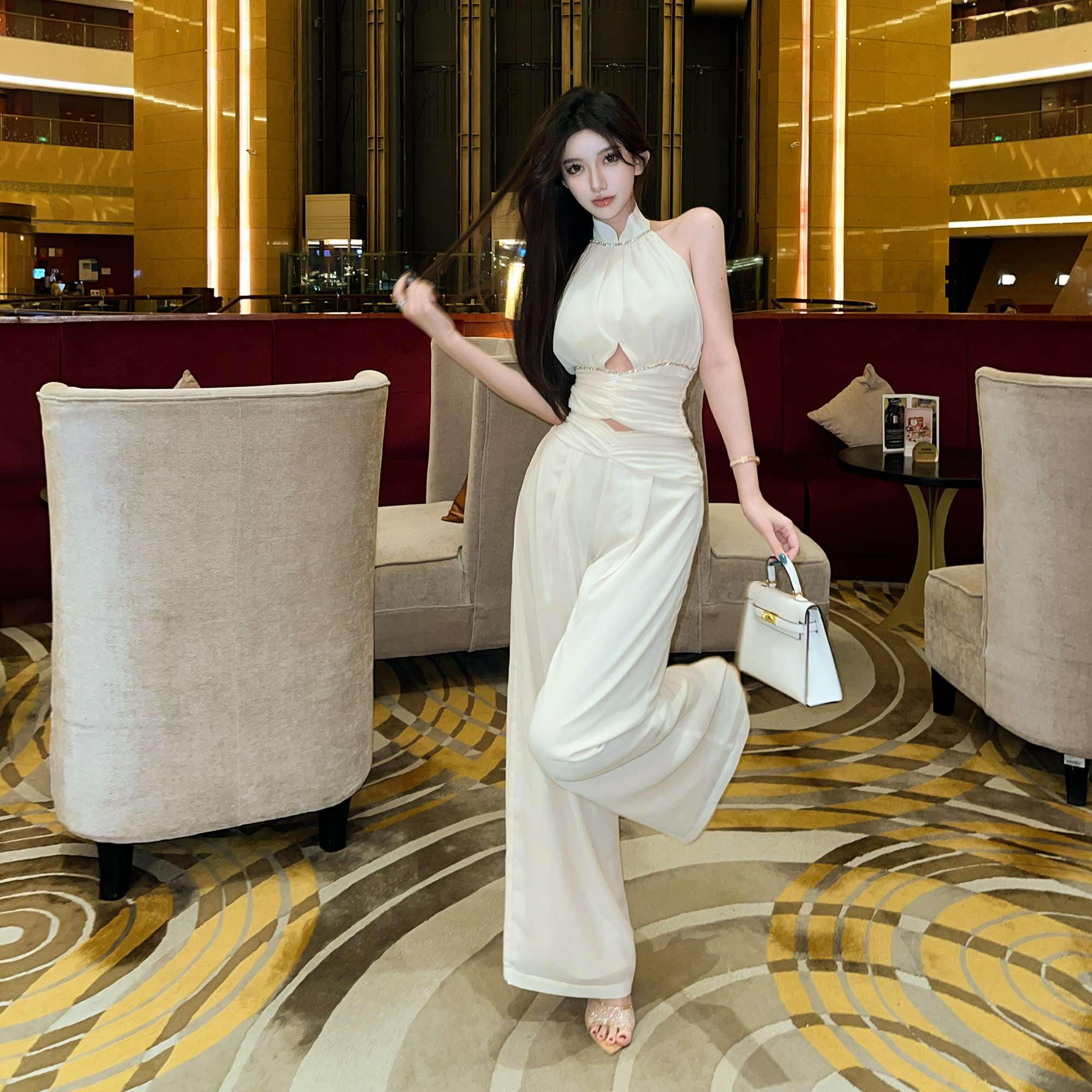 胸元輝くホルターネックパンツドレス