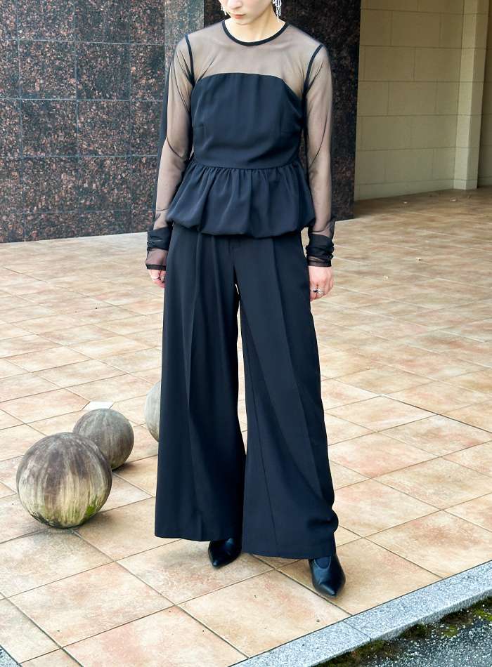 優雅なシルエットのパンツドレス