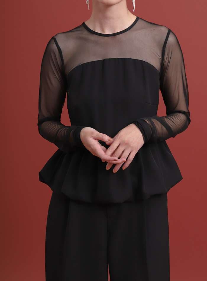 優雅なシルエットのパンツドレス