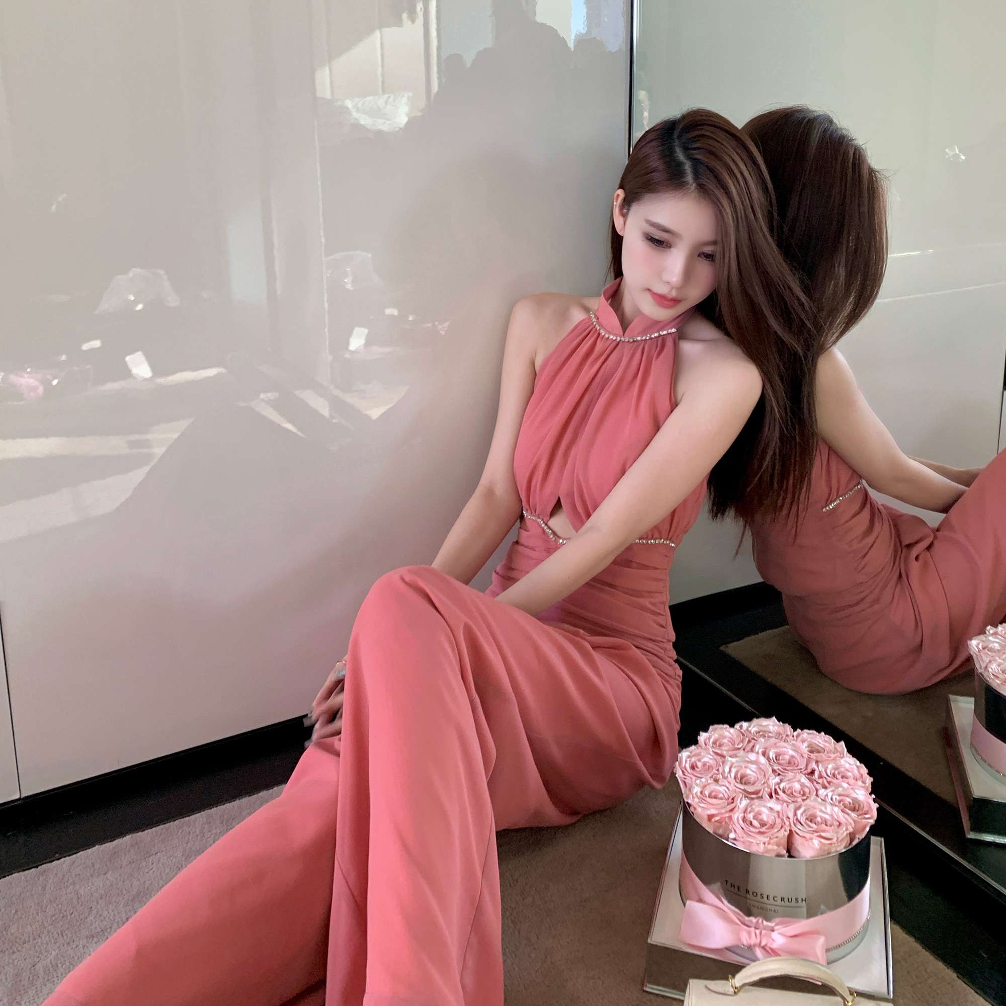 胸元輝くホルターネックパンツドレス