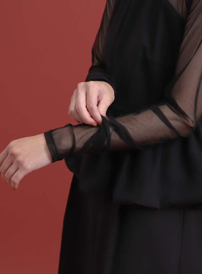 優雅なシルエットのパンツドレス