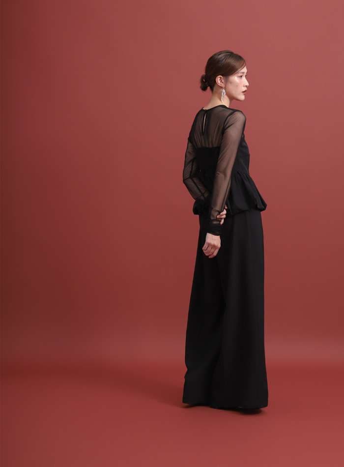 優雅なシルエットのパンツドレス